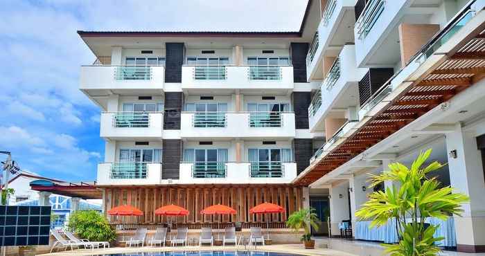 Kolam Renang First Residence Hotel