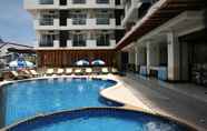 Kolam Renang 4 First Residence Hotel