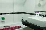 Toilet Kamar First Residence Hotel