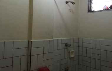 Toilet Kamar 2 Leomondee Hotel