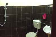 Toilet Kamar Semarak Beach Inn