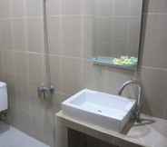 In-room Bathroom 7 Ratu Guest House 