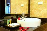 Phòng tắm bên trong Au Viet Hotel