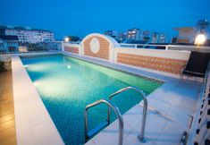 Hồ bơi 6 Central Hotel and Residences