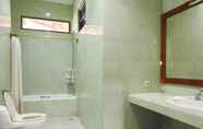 Toilet Kamar 4 Nirmala Biak Beach Hotel