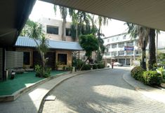 Bên ngoài 2 Komol Residence 