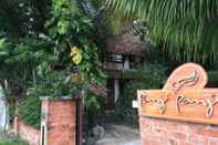 Luar Bangunan Panji Panji Tropical Wooden Home