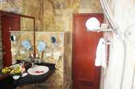 Toilet Kamar A25 Hotel - 221 Bach Mai