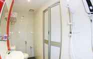 In-room Bathroom 2 Remember Hotel Bukit Gambir