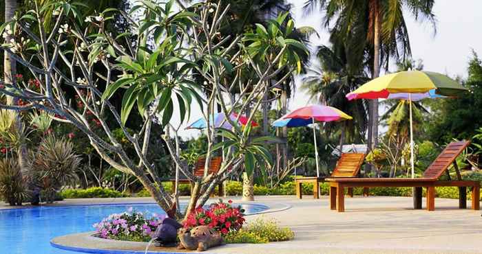 สระว่ายน้ำ Banito Beach Resort