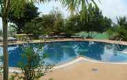 Kolam Renang 2 Lucky Resort