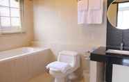 Toilet Kamar 3 The 1 Boutique Hotel