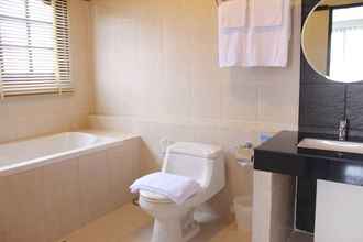 Toilet Kamar 4 The 1 Boutique Hotel