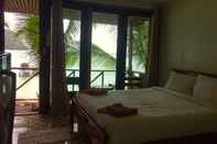 ห้องนอน Phi Phi Cozy Seafront Resort