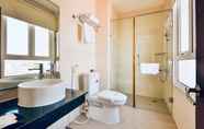 Toilet Kamar 7 Happy Life Hotel