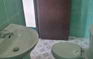 Toilet Kamar 7 Luke and Jorge Apartelle