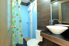 Toilet Kamar Phi Phi Sea Sky Resort