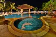 Kolam Renang Alongkot Beach Resort