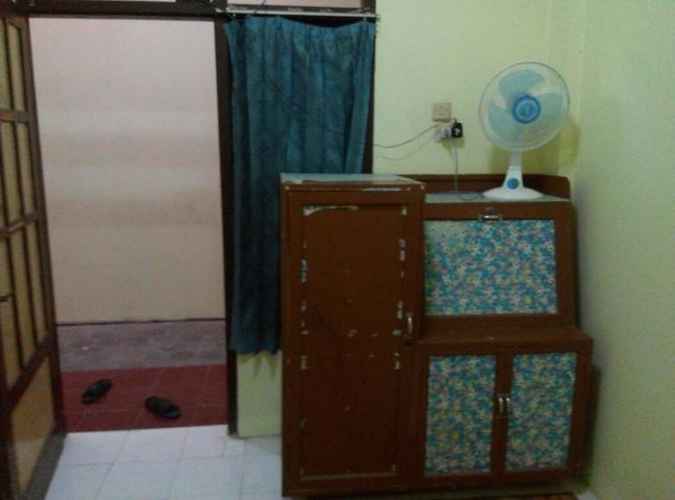 BEDROOM Budget Room for Muslimah near Tugu at Griya Izzana