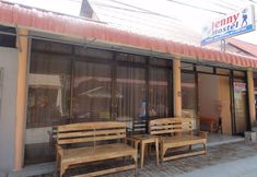 Exterior 2 Jenny Hostel