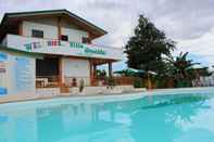 สระว่ายน้ำ Villa Imelda Farm Resort