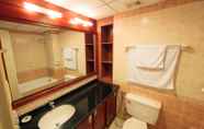 Phòng tắm bên trong 3 Pan Horizon Executive Residences