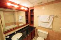 Phòng tắm bên trong Pan Horizon Executive Residences