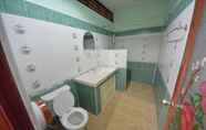 ห้องน้ำภายในห้อง 6 Phangan Barsay Hostel
