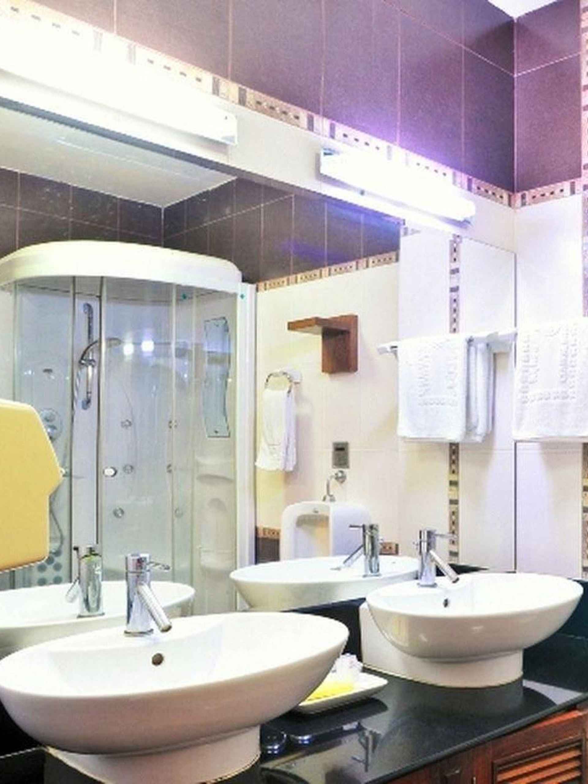 Phòng tắm bên trong Ky Hoa Hotel Saigon