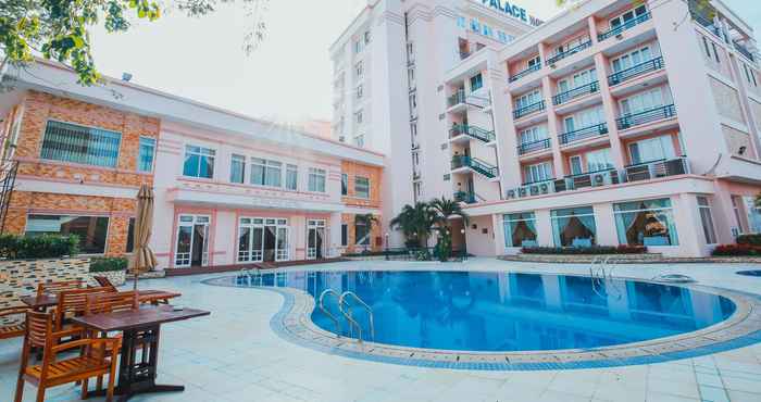 Hồ bơi Palace Hotel