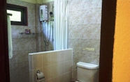 Toilet Kamar 4 Anahata Resort Samui (Old The Lipa Lovely)