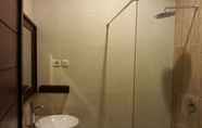 In-room Bathroom 7 Rembulan Residence Denpasar