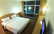 Kamar Tidur 2 Grand Suka Hotel Pekanbaru