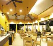 Restaurant 7 Microtel by Wyndham Boracay