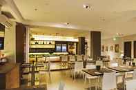 Bar, Kafe, dan Lounge Microtel by Wyndham - Acropolis