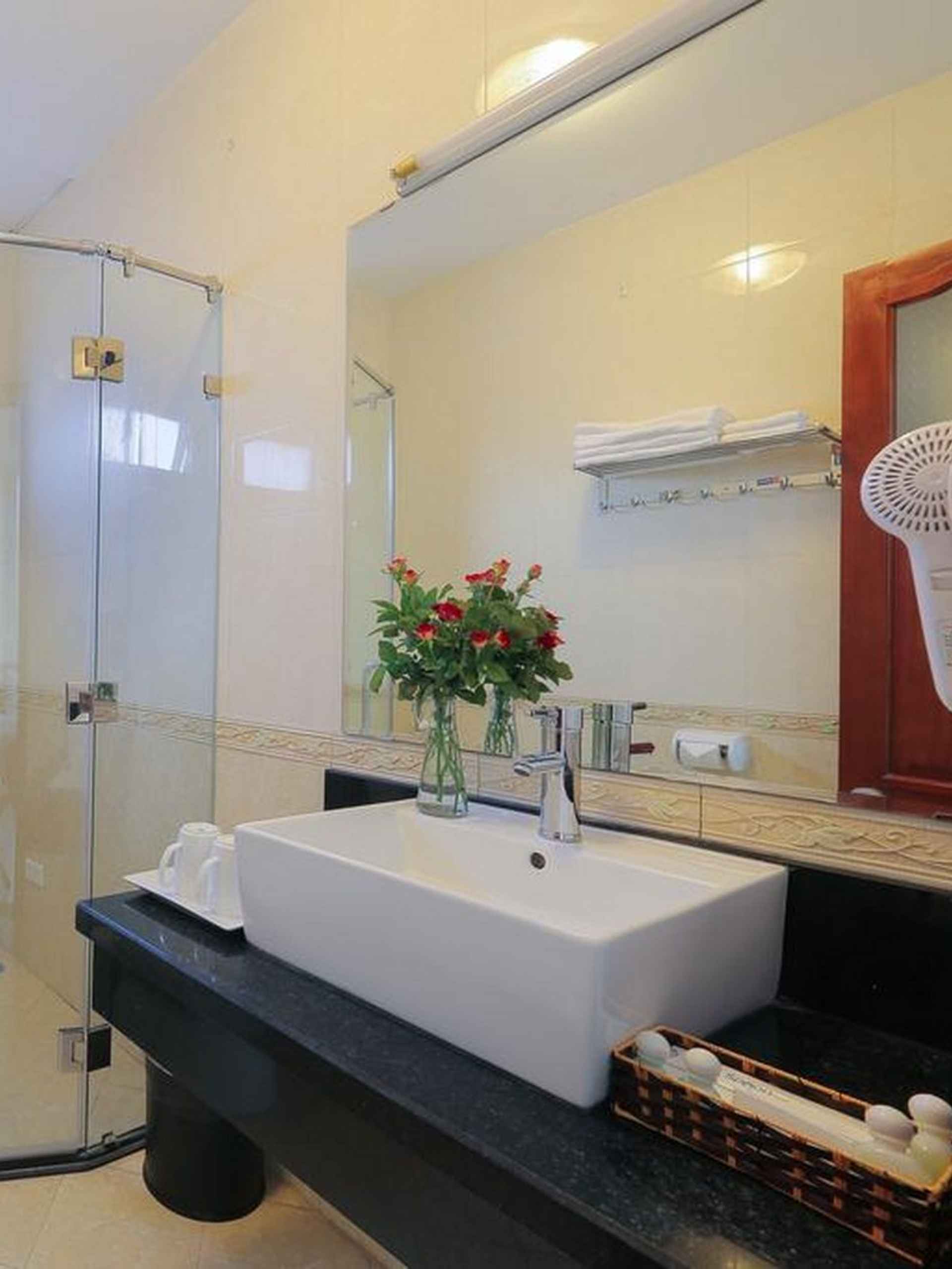 Phòng tắm bên trong Spoon Hotel Hanoi