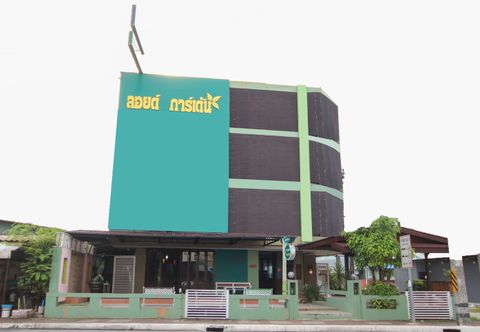 Bên ngoài Loyd Garden