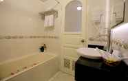 Toilet Kamar 4 Moon View Hotel 2