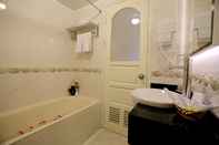 Toilet Kamar Moon View Hotel 2