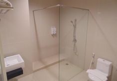 In-room Bathroom 5 MOSCHA Hotel and Convention Gubeng Surabaya