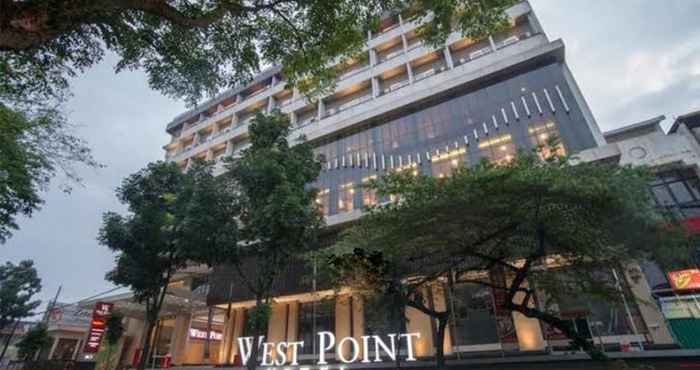 Bên ngoài West Point Hotel