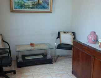 Sảnh chờ 2 Single Room Female Only close to Cinere Mall (P24)