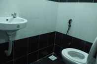 Toilet Kamar Q One Hotel Dengkil