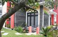 Common Space 5 Villa Sinar Pusaka Merah