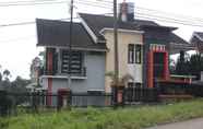 Bên ngoài 7 Villa Sinar Pusaka Merah