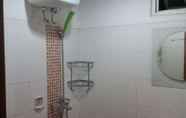Phòng tắm bên trong 6 Cozy Room in Kemayoran (TC3)