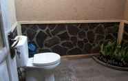 Toilet Kamar 5 Ode Resto Guesthouse