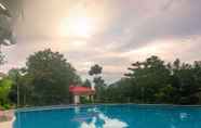 Swimming Pool 4 RedDoorz Premium @ Napaling Point Tangnan