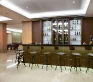 Quầy bar, cafe và phòng lounge 4 Harper Perintis by ASTON