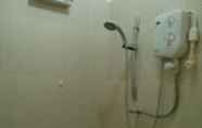 Toilet Kamar 5 Simply Room near Tomang (SHR)